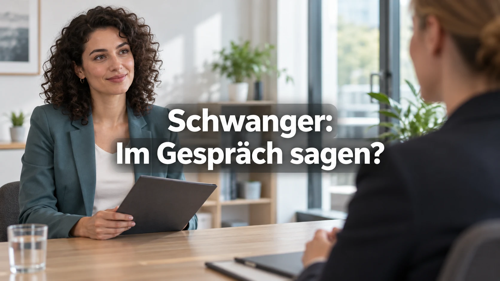 Fiktive Bewerberin sitzt mit einer Bewerbungsmappe im Vorstellungsgespräch. Zentraler Text: Schwanger: Im Gespräch sagen?